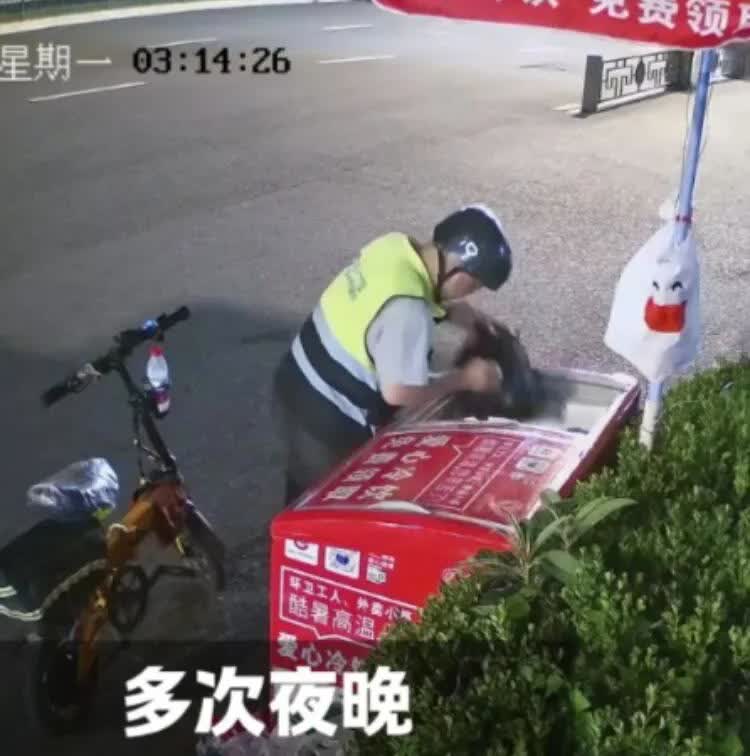 杭州这爱心冰箱的事儿真让人无语。2022年就备受关注的这台免费给环卫、外卖、快递
