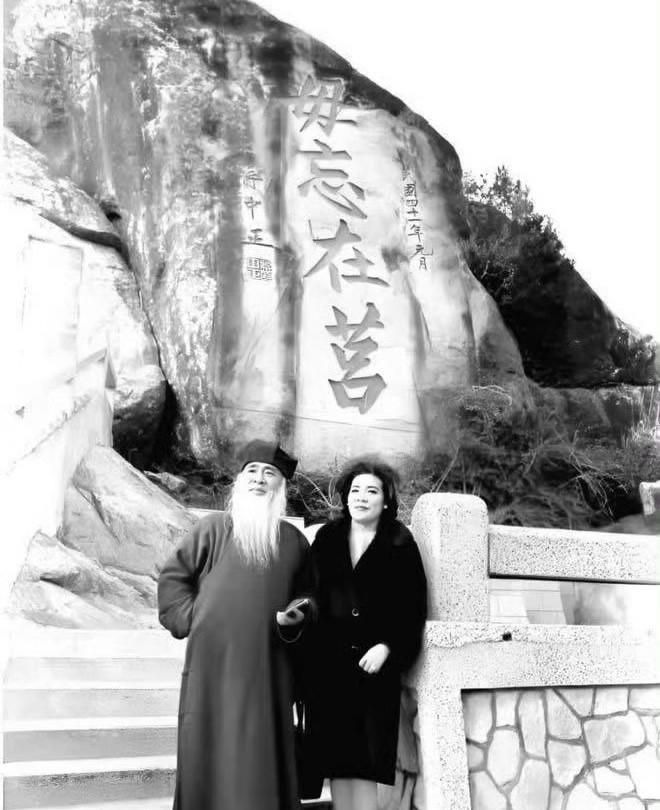 1968年，金门，年近七旬的张大千和妻子徐雯波在岛上的合影照片，张大千白发长须，