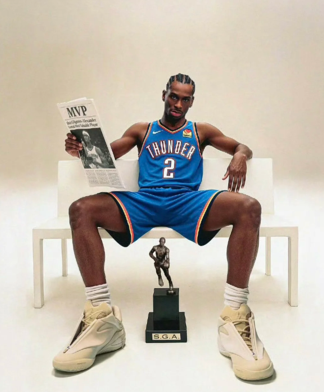 俄城又一位MVP

雷霆当家球星亚历山大当选本赛季MVP，在西决G2主场举行颁奖