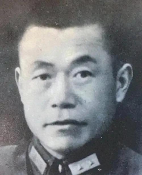 1949年，国军中将邱清泉战死沙场，他的妻子慌不择路，带着孩子们准备南逃台湾，结
