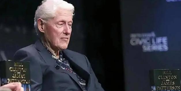 美国最近舆论大转向，疯狂攻击克林顿，批评他当年搞全球自由贸易，帮着跨国公司和华尔