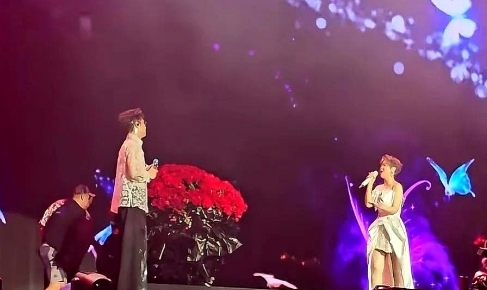小沈阳演唱会，一家三口同台演出。

小沈阳光着膀子唱的大汗淋漓，唱粤语歌曲时，现
