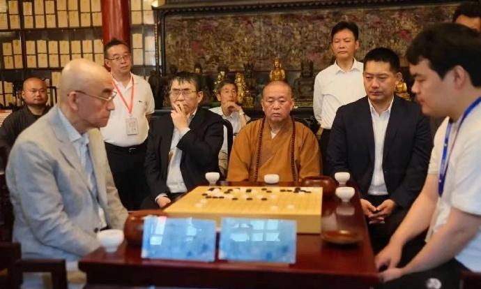 这少林寺前方丈释永信观看一场围棋比赛。这场围棋比赛好似就在少林寺举办的。因此，作