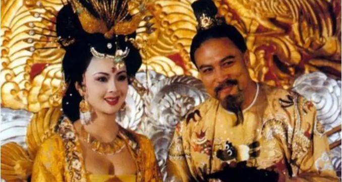 杨贵妃死后，用褥子包裹，草草葬于路边。第二年唐玄宗下令改葬，不料挖开坟墓，她的尸