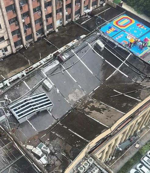 一酒店婚宴现场突发屋顶坍塌，4人受伤送医。
10月2日11时30分许，江苏省连云