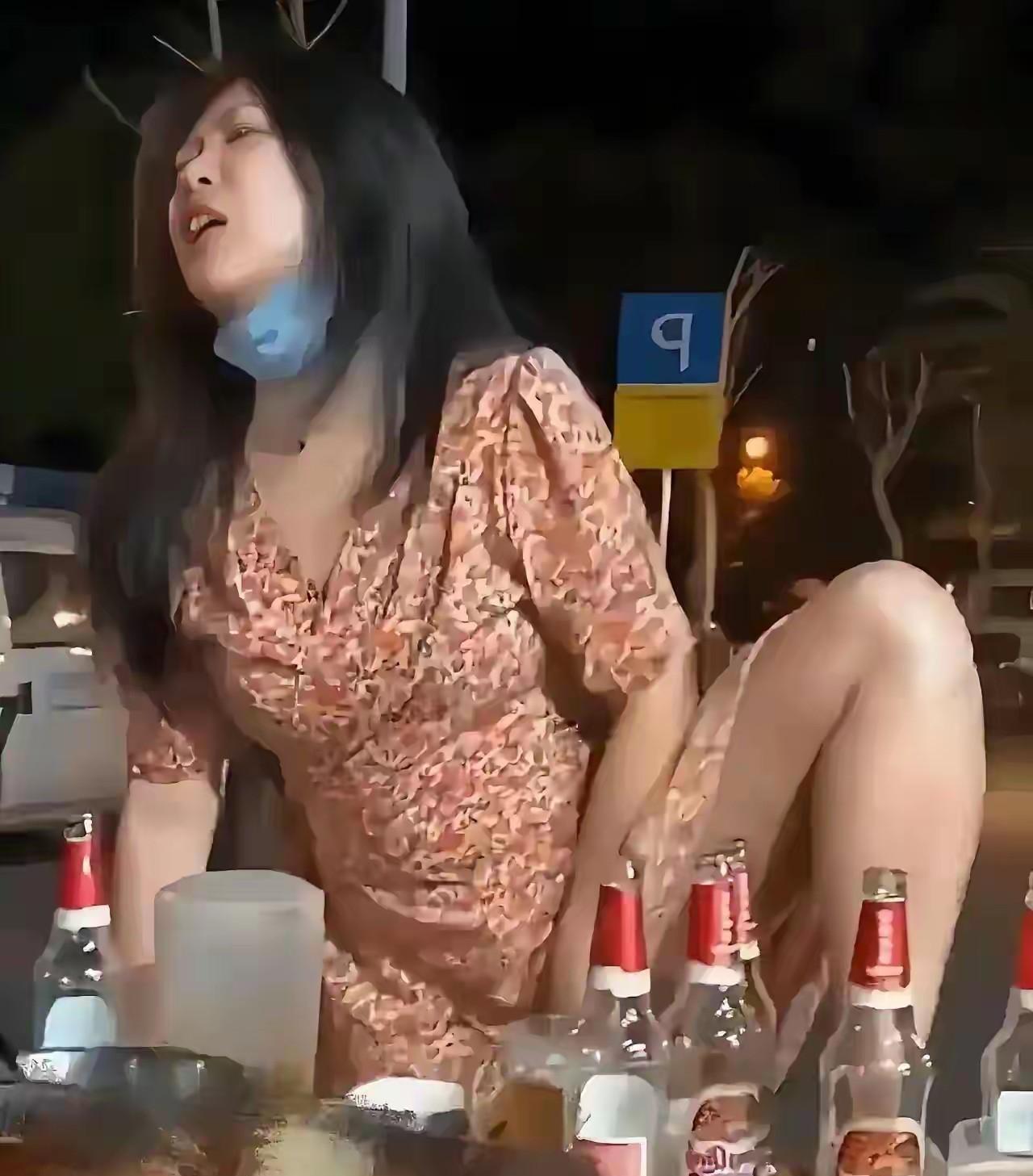 昨晚同学聚会，一名女同学喝多了酒后失态，竟然当众做起了不雅动作。大家纷纷离席，几