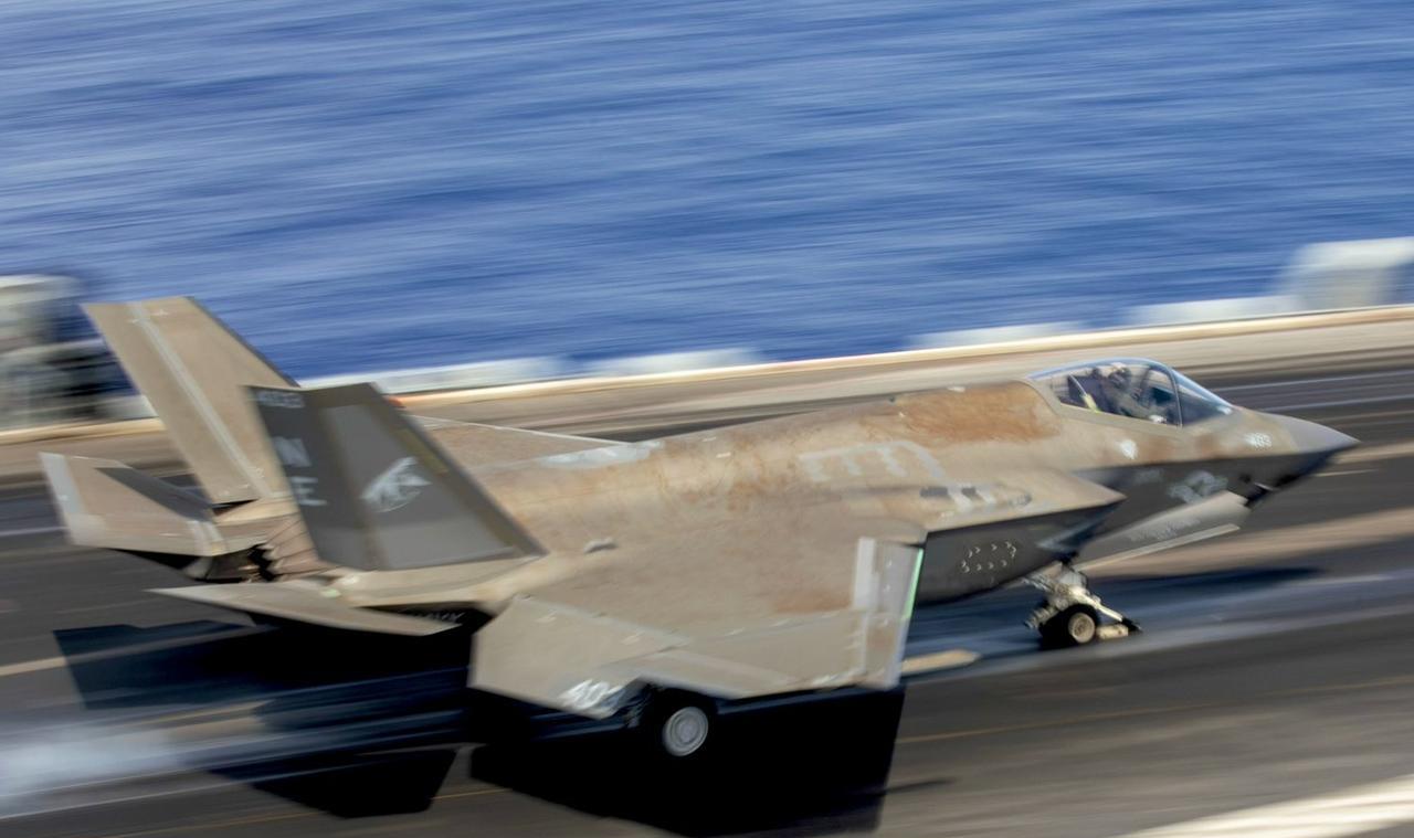 美军卡尔·文森号航母上部署的F-35C已经“锈迹斑斑”，相比于陆基飞机，舰载机在