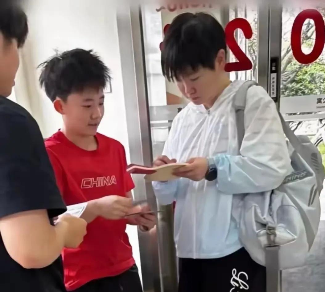 也没啥奇怪的，
说露面同一天露面，
衣服嘛都穿白色防晒服，
别人也说不出啥，
6
