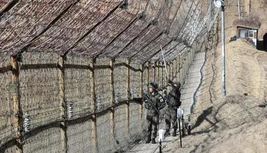 【快讯：韩国江原道韩朝边境士兵突然死亡，据称听到了枪声】韩国《国民日报》23日刚