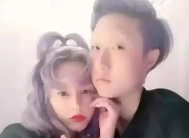 成龙婚外恋情——吴绮莉是第六届“亚洲小姐”选美冠军。
成龙犯下了全世界男人都会犯
