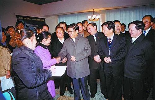 2004年3月，黄菊到长沙的部分社区和企业，考察就业再就业和社会保障等工作，在芙
