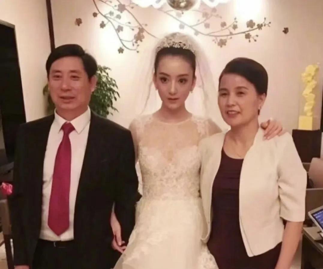 居然评论有说；郭富城把方媛的父母接到香港和方媛一起带孩子。
就是为了省下两个保姆