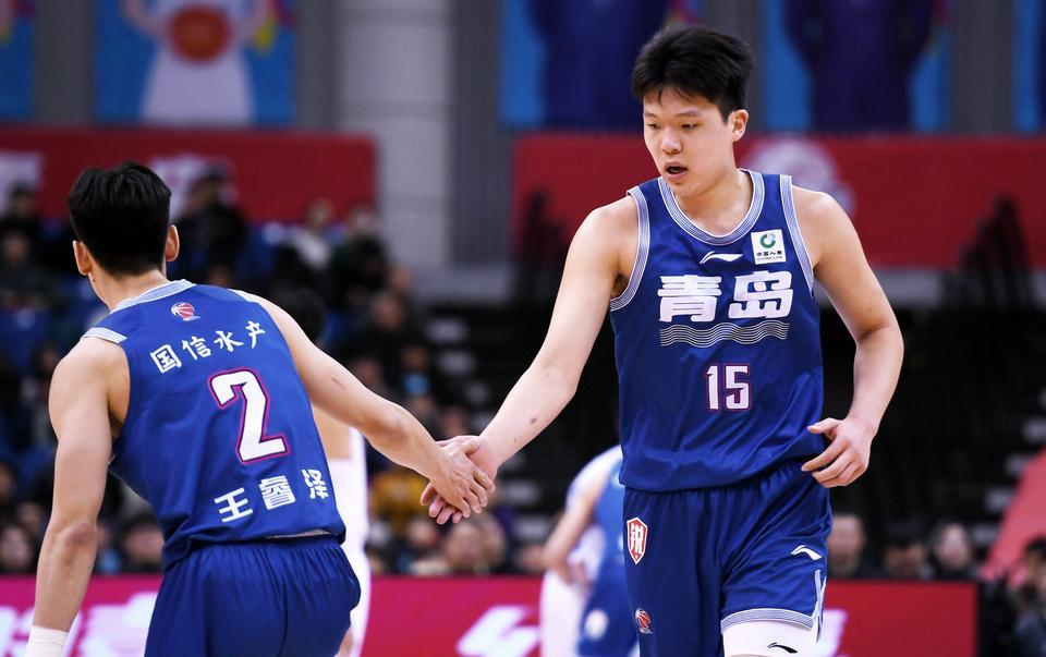 青岛男篮说到做到！
杨翰森成为NBA球员后，杨翰森父母第一时间向青岛男篮表达感谢