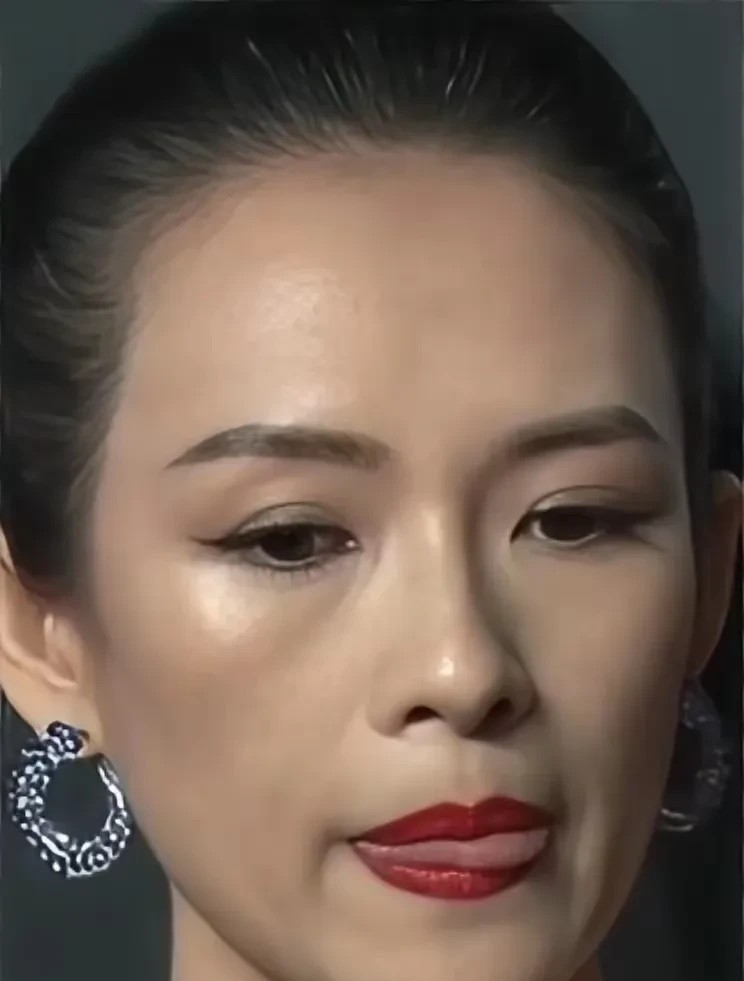 章子怡这个脸
还挺耐看的
光线有点暗
不过她伸舌头干啥