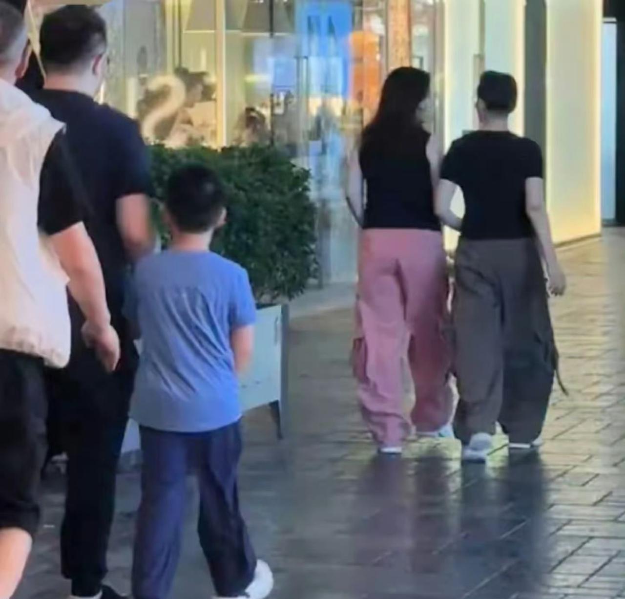 宋丹丹家三代人一起逛街被网友偶遇！
多名网友在北京三里屯太古里商圈偶遇宋丹丹携家