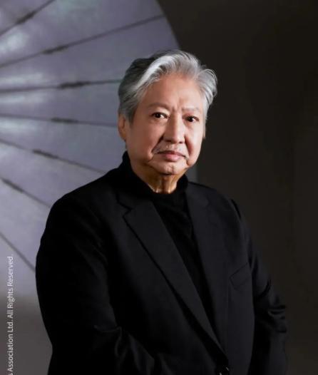 洪金宝在圈内的地位是不是比成龙还高？
说实话，洪金宝在香港的地位，的确比成龙还要