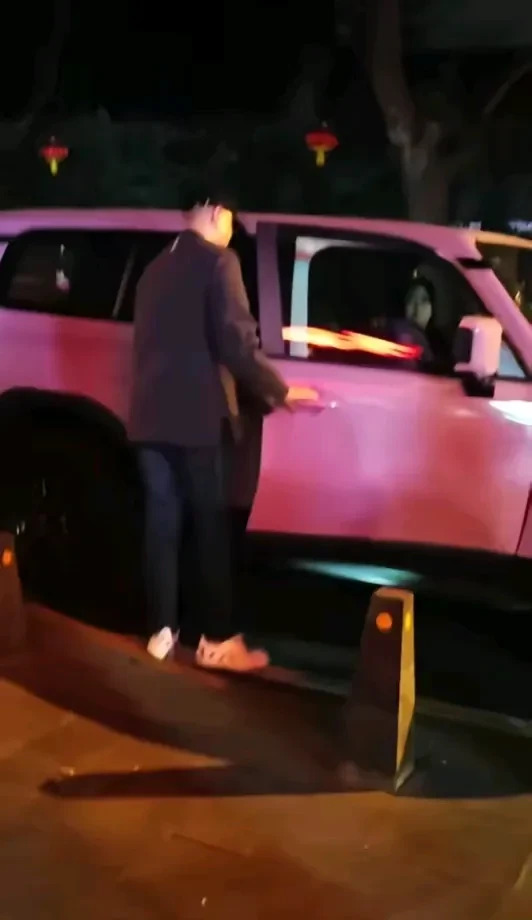 刘云天骑电动车和开豪车都挨骂











刘云天骑电动车回家，被黑粉嘲