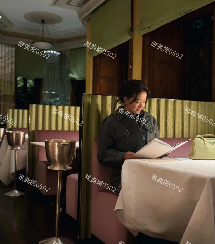 贾玲没有复胖身材依然很苗条，但她看甜品的眼神充满渴望节食好难