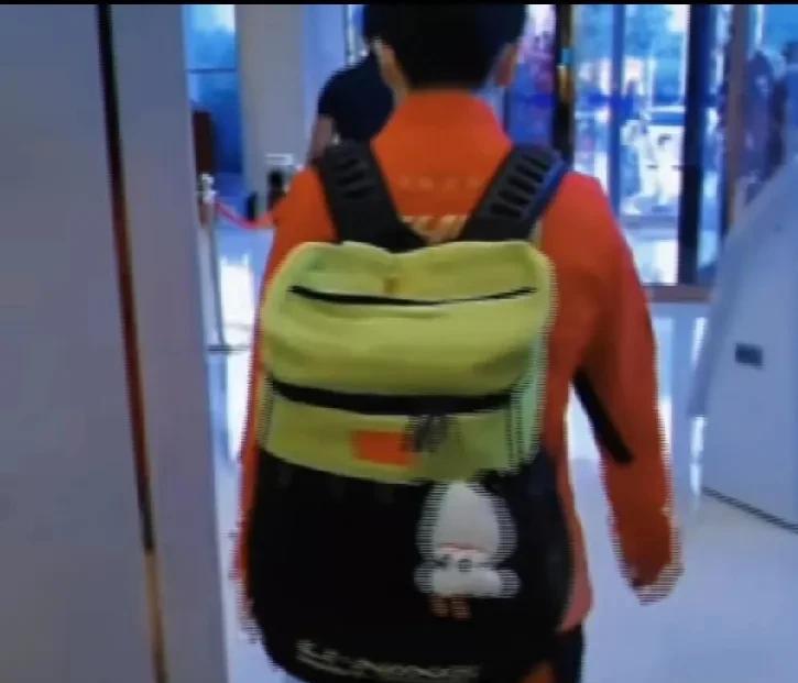 莎莎这件橙色运动服
和绿黑相间的书包
好配啊
白色小挂件也很吸睛
莎莎和普通同龄