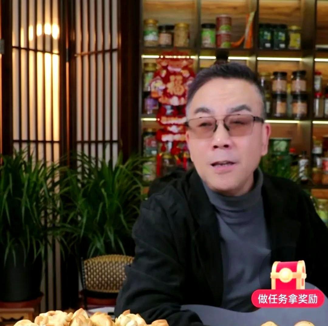 杨议拜师收5000元饭费这事听着就离谱！
粉丝们平时买周边听相声掏的钱还少吗？