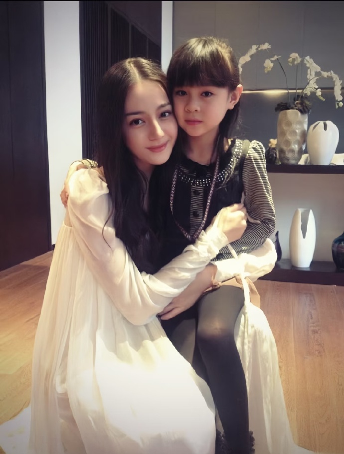 热巴和小孩子拍照都是把人家放自己腿上坐着
是会蹲下身子合照 超有礼貌的宝宝