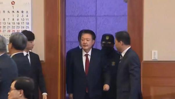 韩国前总统尹锡悦第五次出席涉嫌内乱罪庭审，全程一言不发，拒绝回答任何问题，态度还