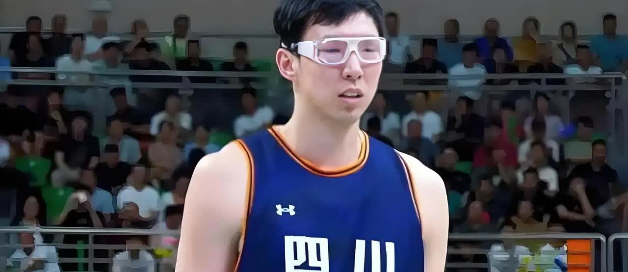 周琦啊周琦，你终究是“逃掉了”亚洲杯。
从中国男篮公布的14人名单中看出，内线