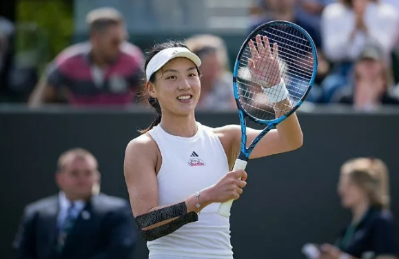 王欣瑜：草地优势跟发球接发有很大关系

北京时间7月1日，温网女单首轮，王欣瑜延