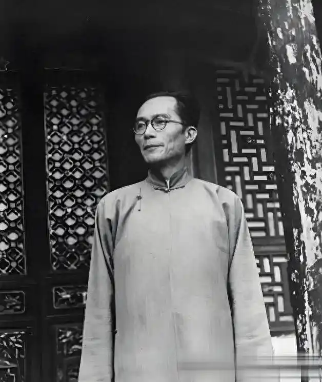 1949年，梅贻琦不顾学生们的苦苦挽留，毅然南渡，临走前，他说道:“我若留在大陆