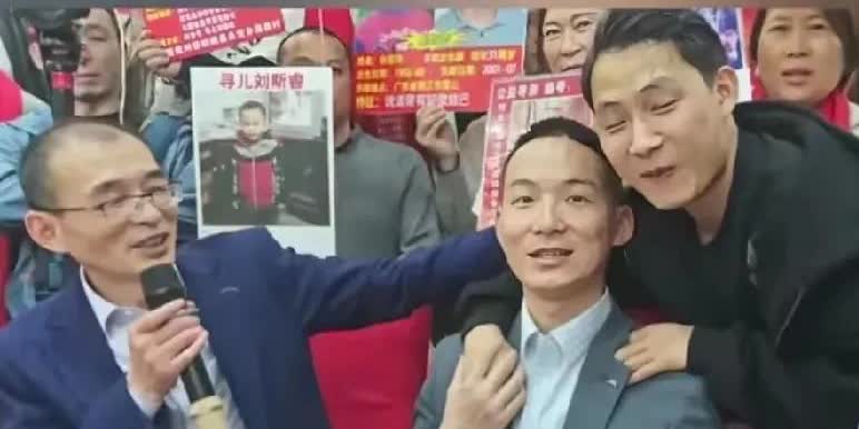 朱冬冬来参加谢浩南的回归宴了，这俩人长得那可真像啊。
 
朱冬冬以前当志愿者
