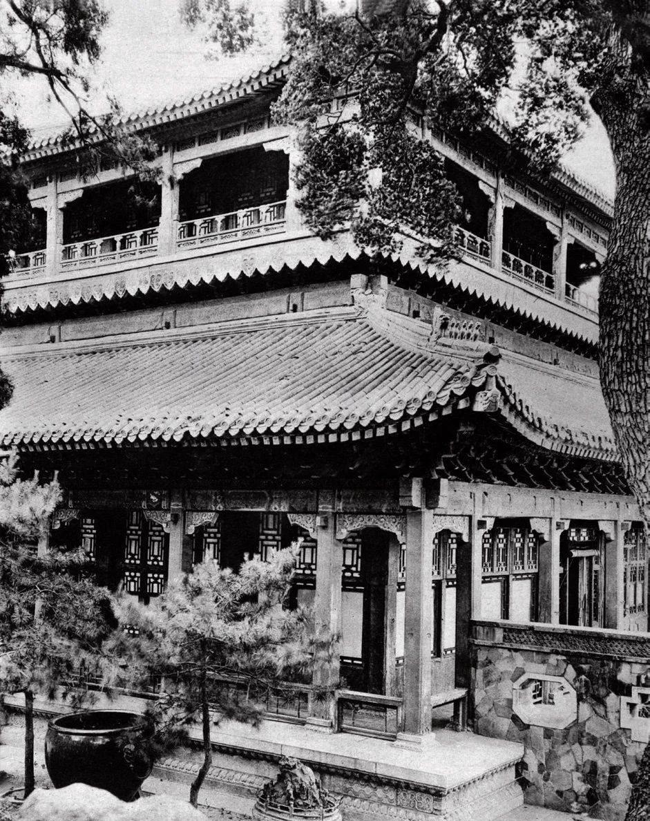 1901年，慈禧太后向盐业银行借钱，以宫廷的古董作抵押，当中包括一些瓷器。银行最