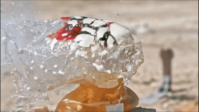 上次是被76炮打，这次换个口径小一点的，目测应该是20mm口径的反器材弹药，图中