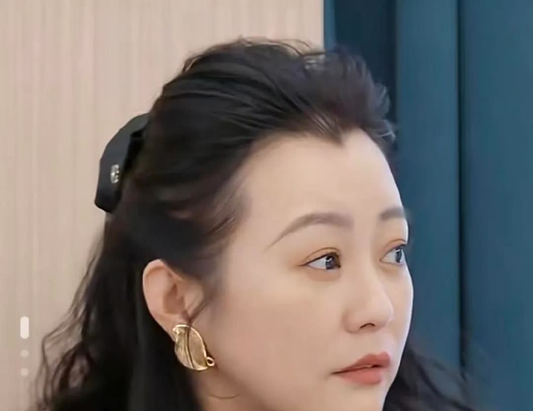 郝蕾被骂了，

说她没有一个经典角色，

靠脱成名，演技都在综艺里，
