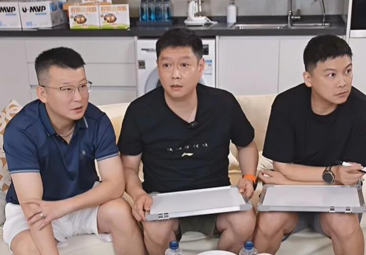 邱贻可突然开直播卖货了[大笑][偷笑]！三个老帅哥在邱贻可账号直播卖龙虾呢[耶]