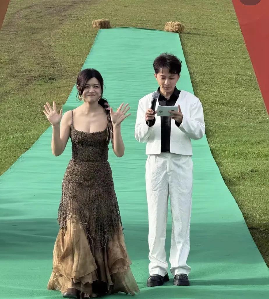 这姐真人长这样，
怎么是五五分比例？
不过皮肤是真好，
陈晓不知会不会后悔？