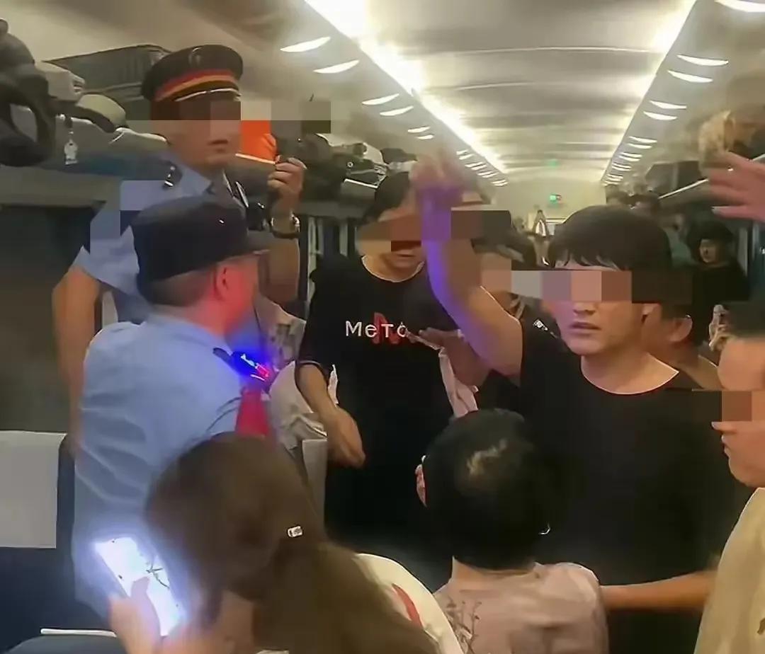 列车停运3小时，小伙砸窗，评论一边倒，媒体砸得好！
评几句[碰拳]，相信绝大部分