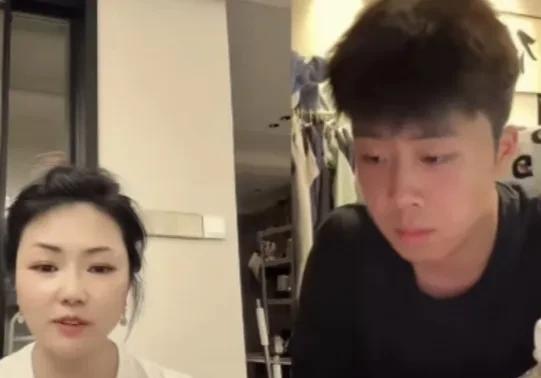 罗姣咋学会草帽姐贩卖家庭隐私了
偶尔刷到直播间罗姣连麦儿子的视频，觉得她越来越像