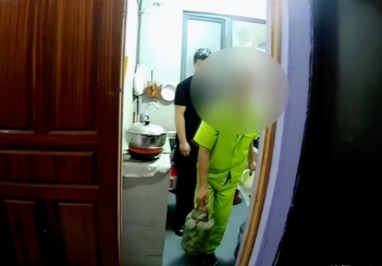 丢人丢大发了！浙江，两个农户种的100多斤大蒜一夜之间被偷光了，他们心疼坏了，警