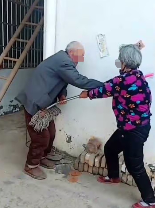 广东，一大妈因竹子权属问题跑到一大爷家里大吵大闹，过程中情绪激动扑向大爷欲推大爷
