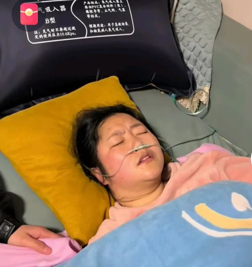 山歌皇后杨琳现在说不了话了，她的徒弟们围在她身边照料，关键时刻连个做主的人都没有