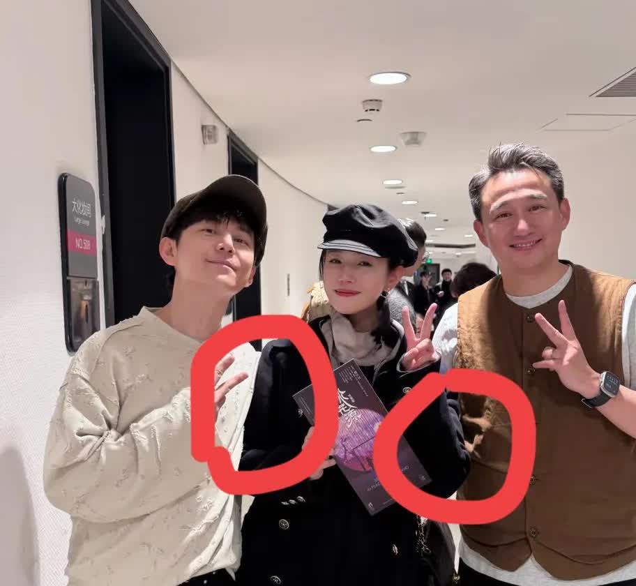 家人们，最近看到一张陈妍希与何炅、黄磊的合照，让我明白了，

为啥陈晓和她分