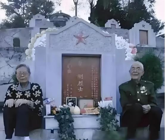 泪目了！2022年，两位老人感觉去日无多，趁有生之年千里迢迢来到儿子的墓前，他们