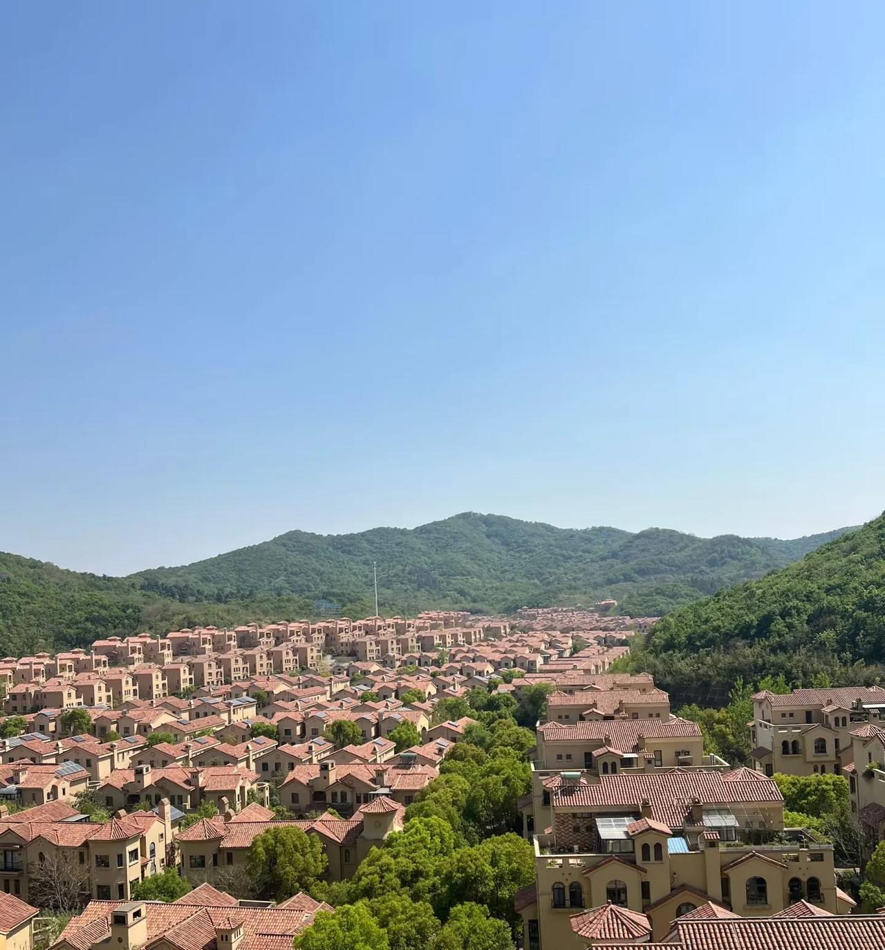 南京上班在句容宝华花20多万块买了套山景房。
     现在句容宝华房价下跌到一