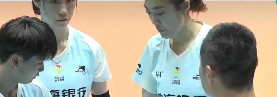 国内的几个女排教练，
总是在比赛现场，
在场上队员表现有起伏时，
会对某一位或几
