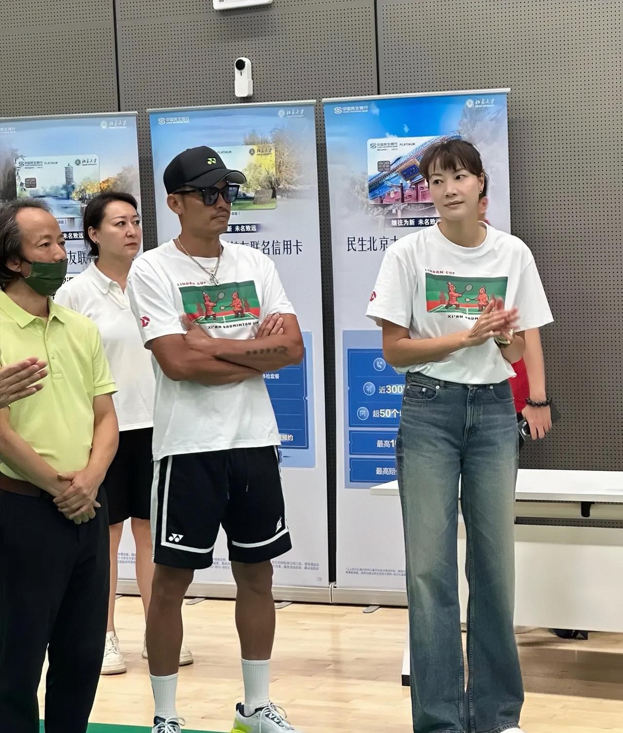 8月2日，林丹与谢杏芳参加深圳校友赛，夫妻俩同框的画面。
44岁的谢杏芳气色真好