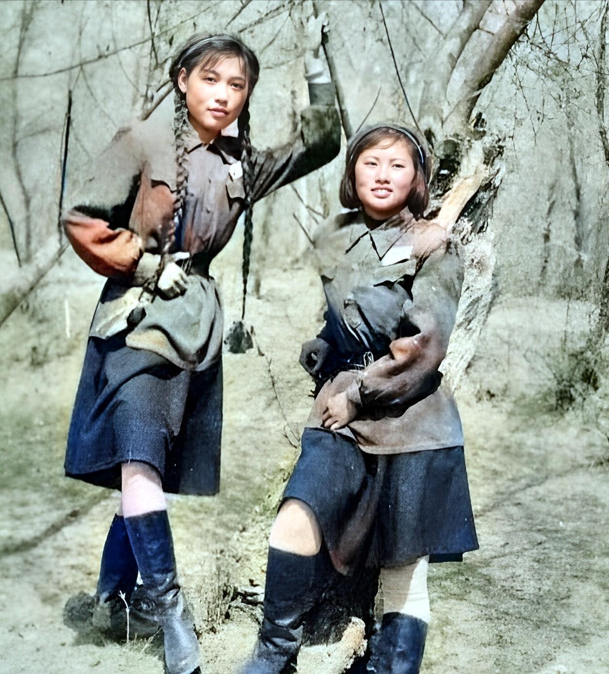 在抗美援朝的战场上，两位青春靓丽的志愿军女战士在一片树林中拍拍照留念，照片中的她