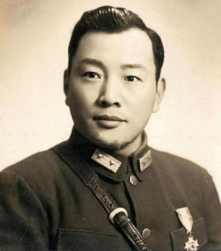 1985年，宋希濂急冲冲地跑去机场。见到陈赓的妻子傅涯后，他将一沓钱交给她，说：