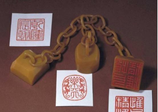 1950年，接受改造的溥仪听到“抗美援朝”的消息，当即撕开棉衣，取出印章说：“这