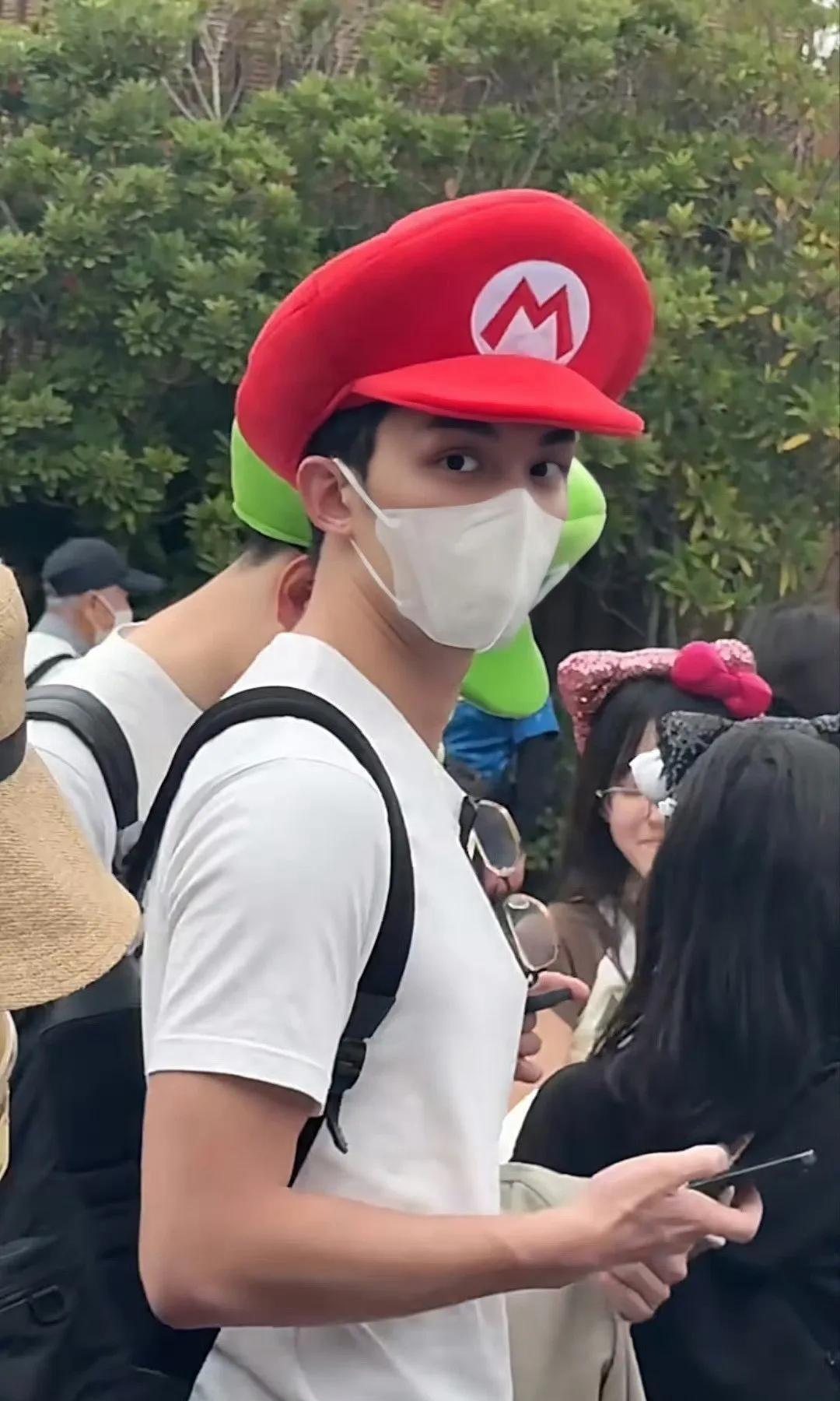 朋友圈和本人反差过大系列
线下的吴磊，带个小红帽，穿个小白t，背个小书包，开开心