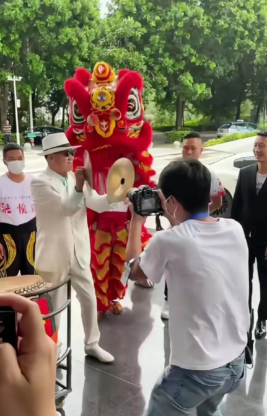 人生的归宿是墙角
王晶说:“我不知道万梓良有糖尿病，最近几年我们很少联系了，以前